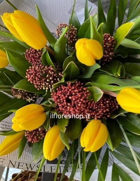 BOUQUET TULIPANI CON VERDE SKIMMIA