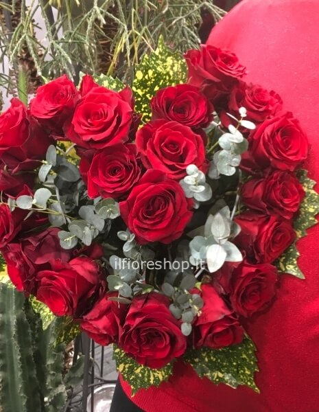 MAZZO DI ROSE SU STRUTTURA A CUORE